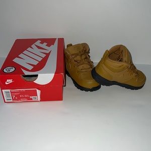 - Nike manoa Ltr size 7c wheat tan boots